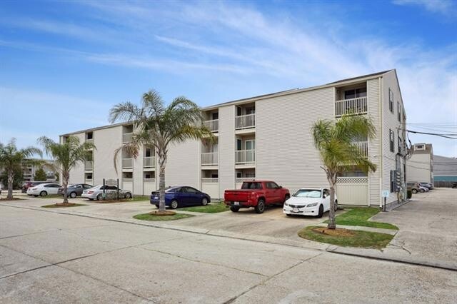 Building Photo - 2330 Edenborn Ave Unit 205