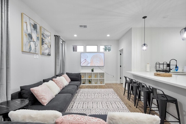 Photo - 275 Gateway Dr Unit ID1244332P