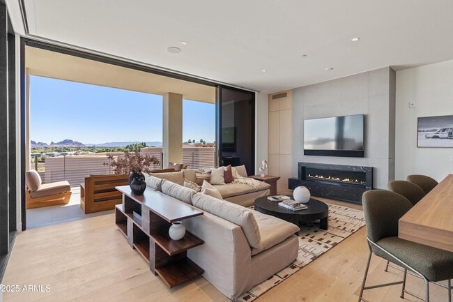 Building Photo - 5000 N Camelback Rdg Dr Unit 302