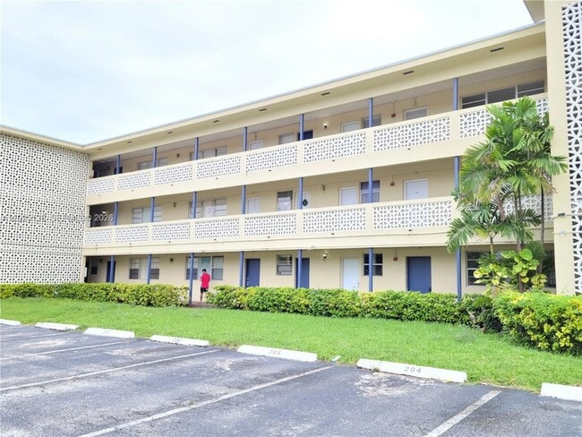 Building Photo - 11960 NE 19th Dr Unit 16
