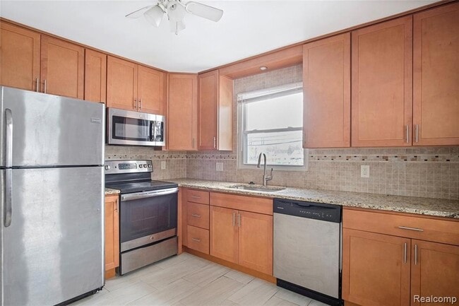 Photo - 115 W 13 Mile Rd