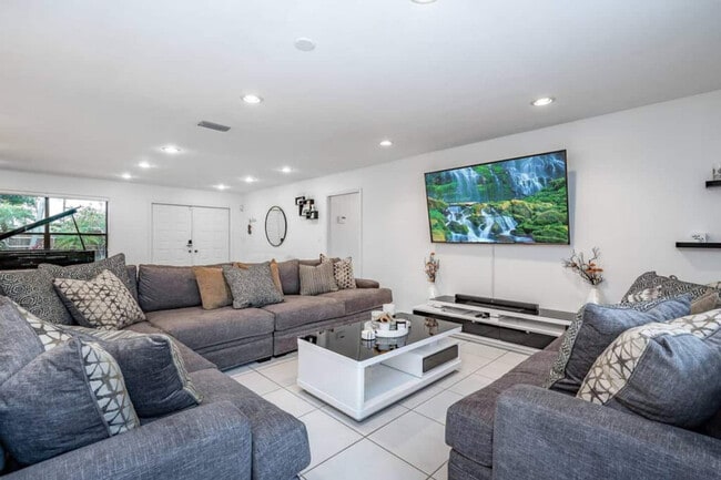 Building Photo - 830 SW 14th Ct Unit SI FL1-ID1475653P