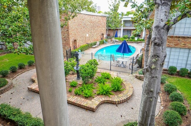 Building Photo - 2121 Fountain View Dr Unit 50