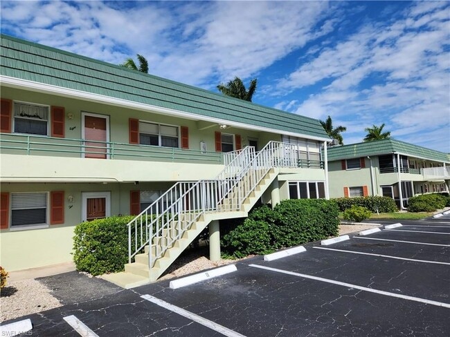 Building Photo - 300 Valley Stream Dr