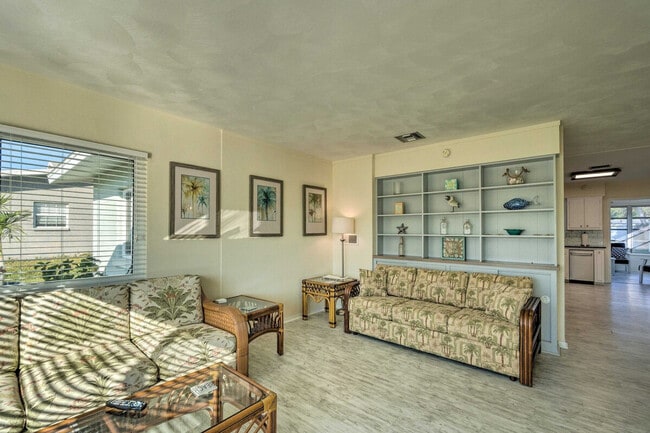 Building Photo - 1017 Pineland Ave Unit SI ID1385877P