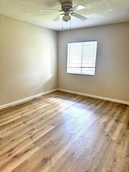 Building Photo - 251 SW Palm Dr Unit 204