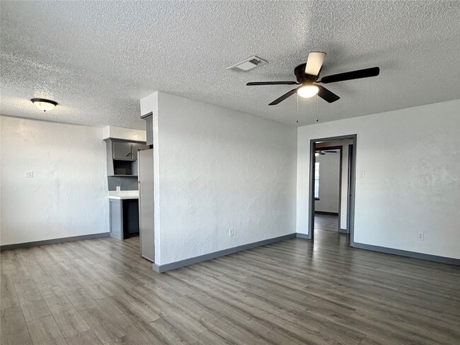 Photo - 2526 Louise St Unit B