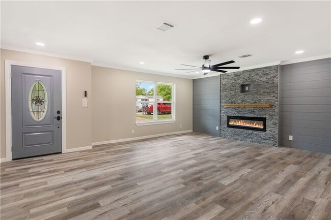 Photo - 904 Westview Cir