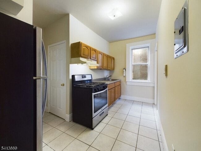 Photo - 413-15 Dodd St