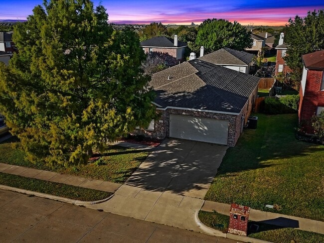Photo - 548 Linacre Dr
