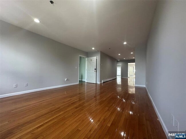 Building Photo - 258 Old River Rd