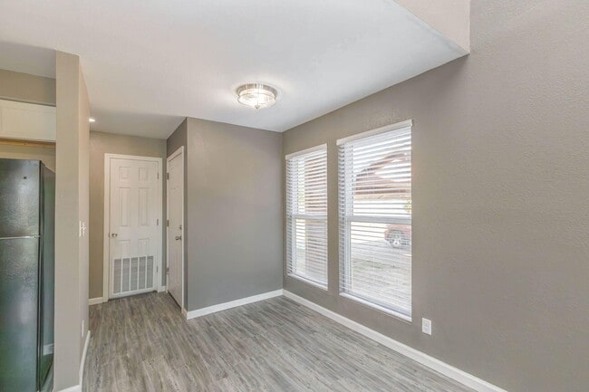 Photo - Fountain Lake Apartments