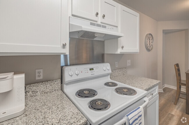 2BR, 2BA - 1,100SF - Kitchen - 403 S Thomas Rd