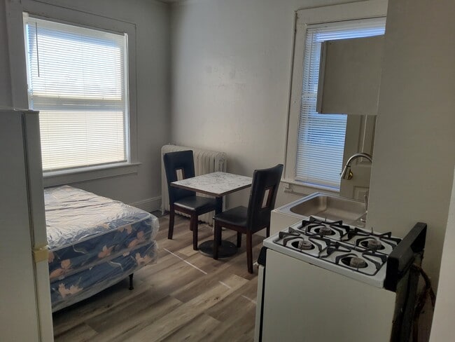 3-120 Main Space 1 - Vine Street Apartments