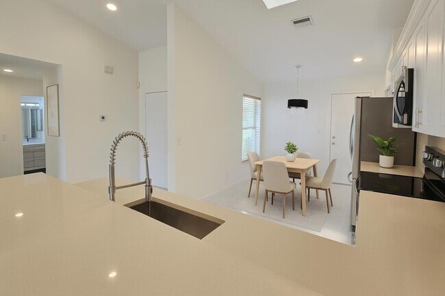 Building Photo - 5622 Royal Lake Cir