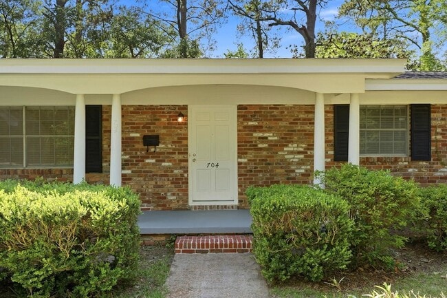 Photo - 704 Hillcrest St