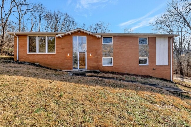 Building Photo - 6469 Fleetwood Dr