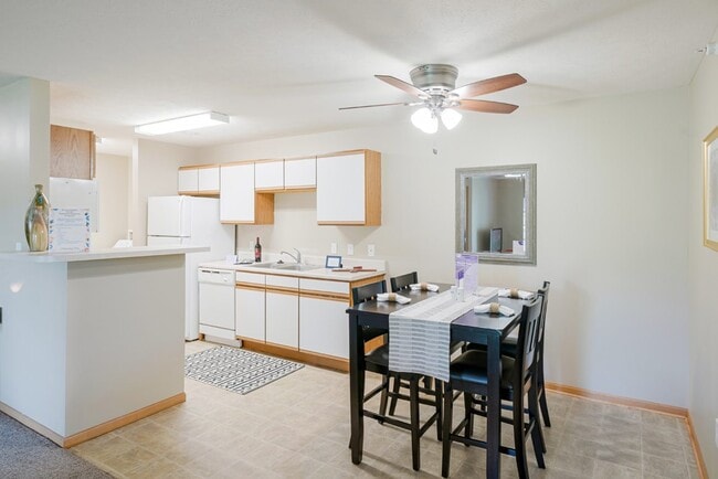 James River - 2 Bedroom - Traditional style - Williamsburg Park Apartments