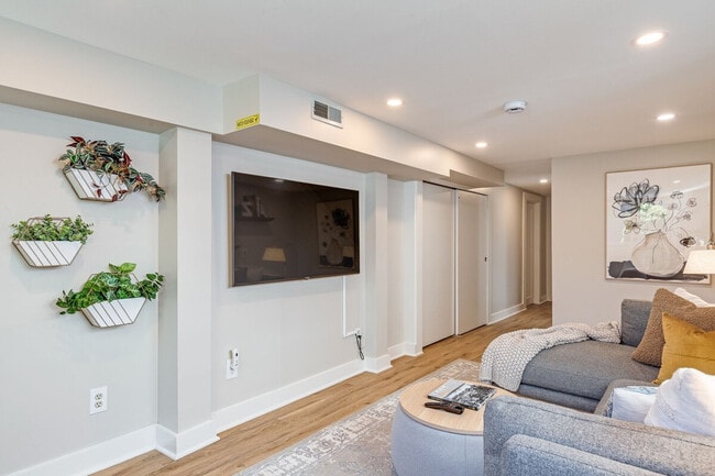 Photo - 1706 Warren Ave N Unit ID1035890P