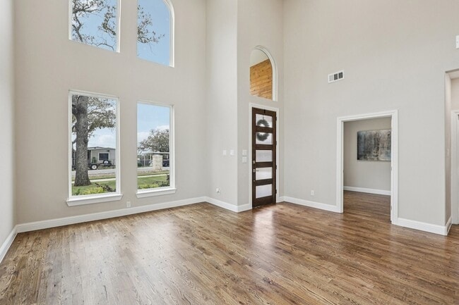 Photo - 1713 Highland Dr W