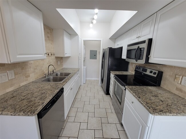 Photo - 2025 Augusta Dr Unit 303