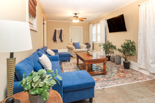 Building Photo - 1416 S Dixon Dr Unit SI ID1043439P