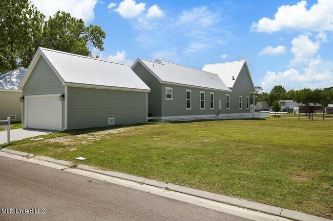 Photo - 254 Caillavet St