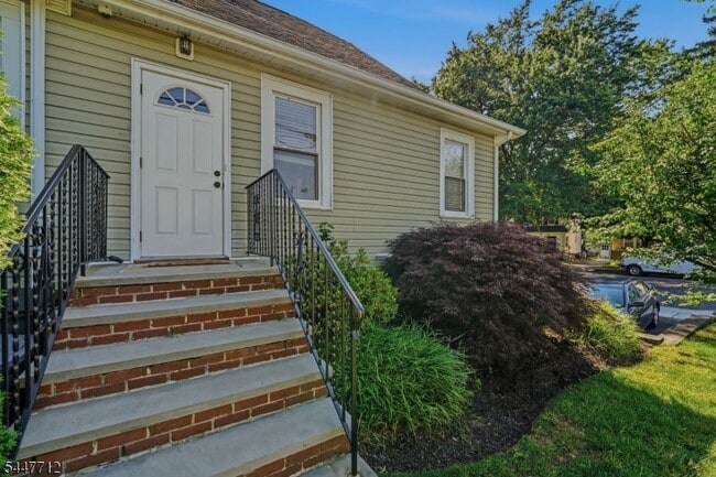 Building Photo - 161 Broughton Ave Unit 2