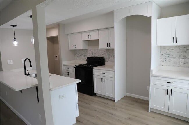 Photo - 1321 Surrey Ln SW