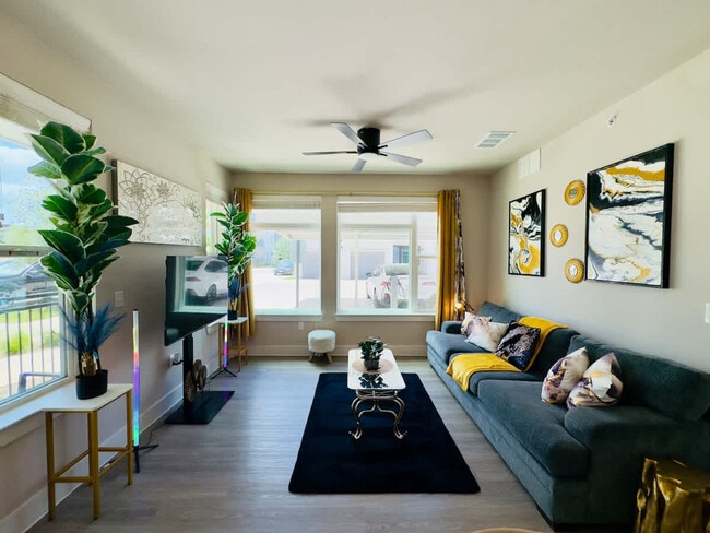 Building Photo - 12208 Tech Ridge Blvd Unit SI FL1-ID1490132P
