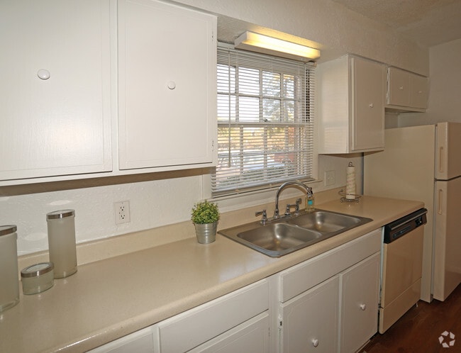 2BR-2BA 1200SF - Woodland Village Apartments