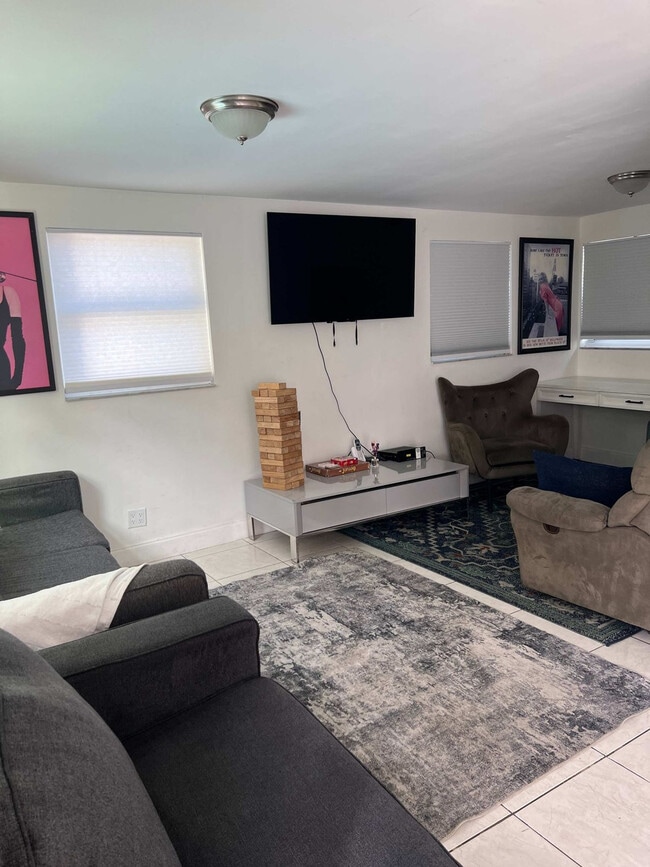 Building Photo - 712 SW 7th Terrace Unit SI ID1037652P