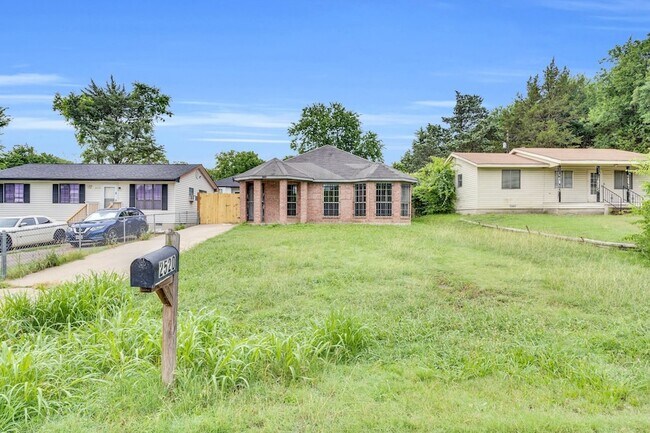 Photo - 2520 Fatima Ave