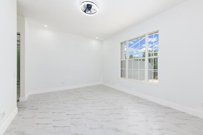 Photo - 249 NW Bentley Cir