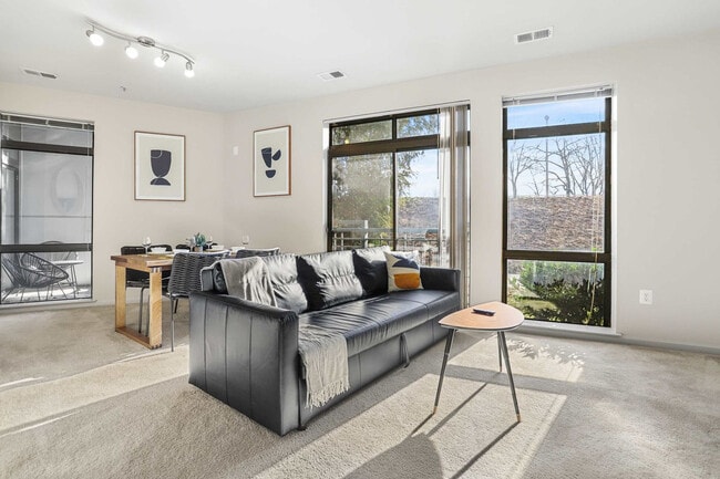 Building Photo - 305 10th Street South Unit FL1-ID1048679P