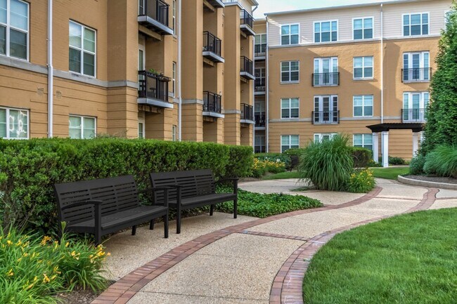 Garden courtyards with relaxing seating areas - The Reserve at Tysons Corner