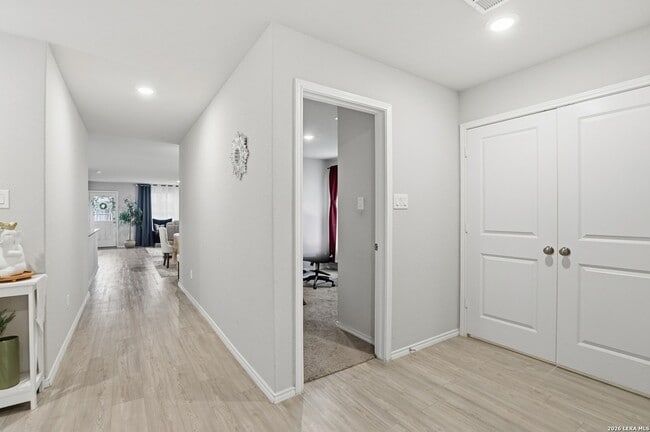 Photo - 14905 Dorset Wheel