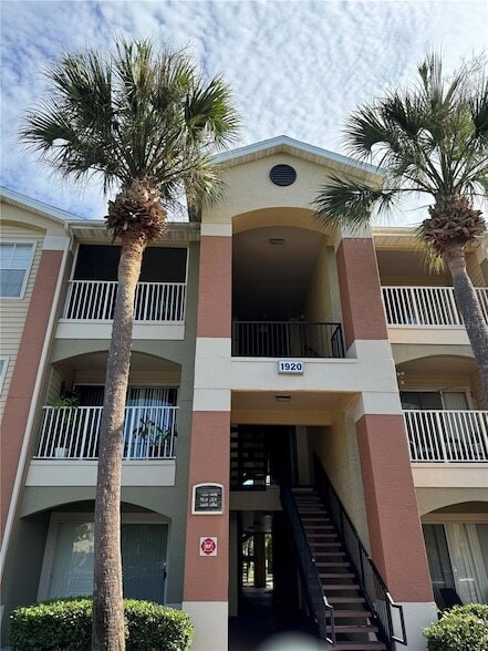 Building Photo - 1920 Summer Club Dr Unit 202