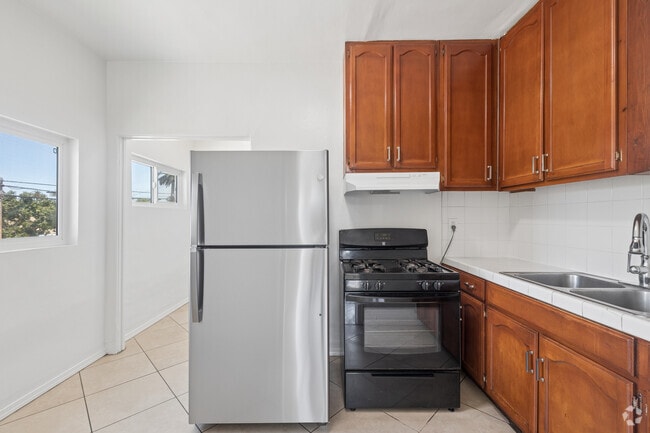 2BR, 1BA - 1,000SF - Kitchen - 2700 S Redondo Blvd