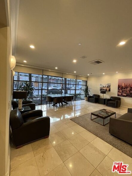 Photo - 600 W 9th St