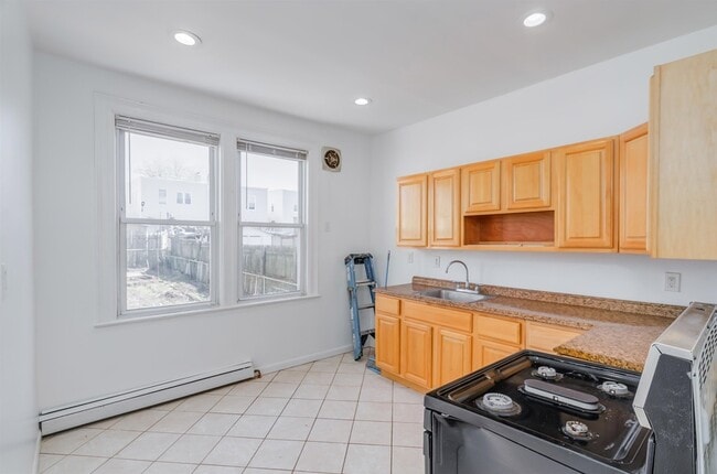 Photo - 404 Danforth Ave