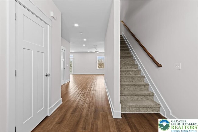 Photo - 1674 Best Pl