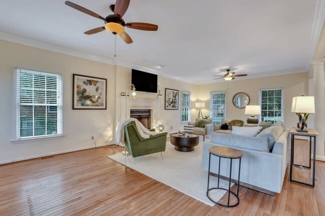 Building Photo - 109 E Point Dr Unit ID1244810P