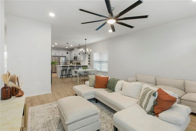 Photo - 240 Richards St