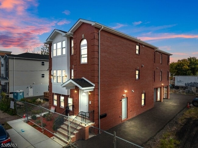 Building Photo - 24 Garibaldi Ave