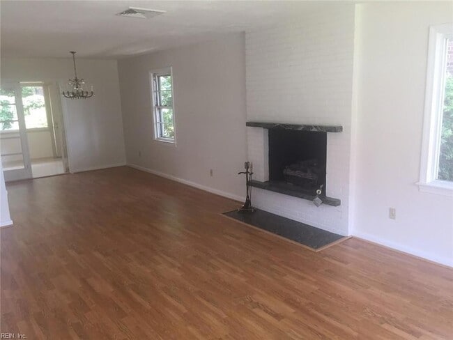 Photo - 1725 W 49th St