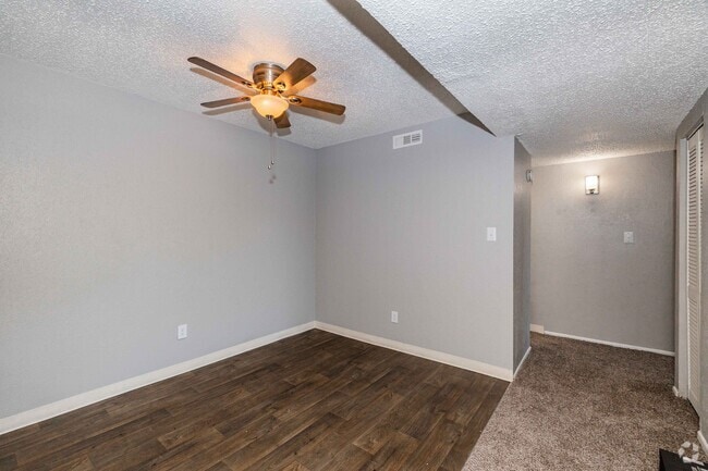 2BR, 1.5BA - 900SF - Dining Room - Kingston Cove Apartments