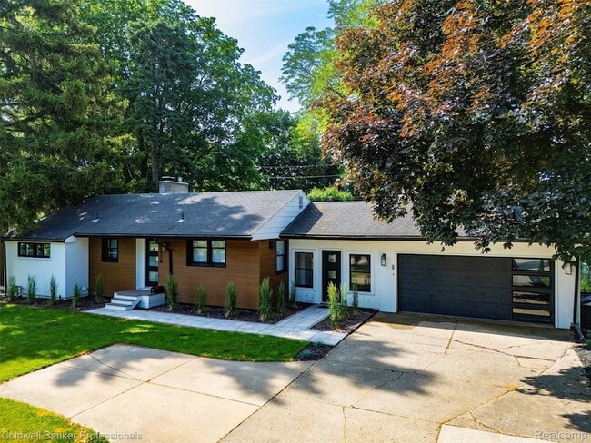 Photo - 1528 E Maple Rd