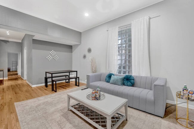 Photo - 1205 W Oakdale Ave Unit ID1319107P