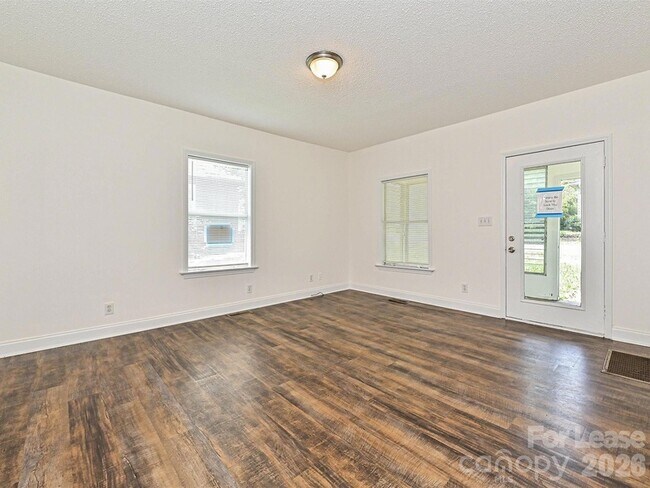 Photo - 610 N Pear St